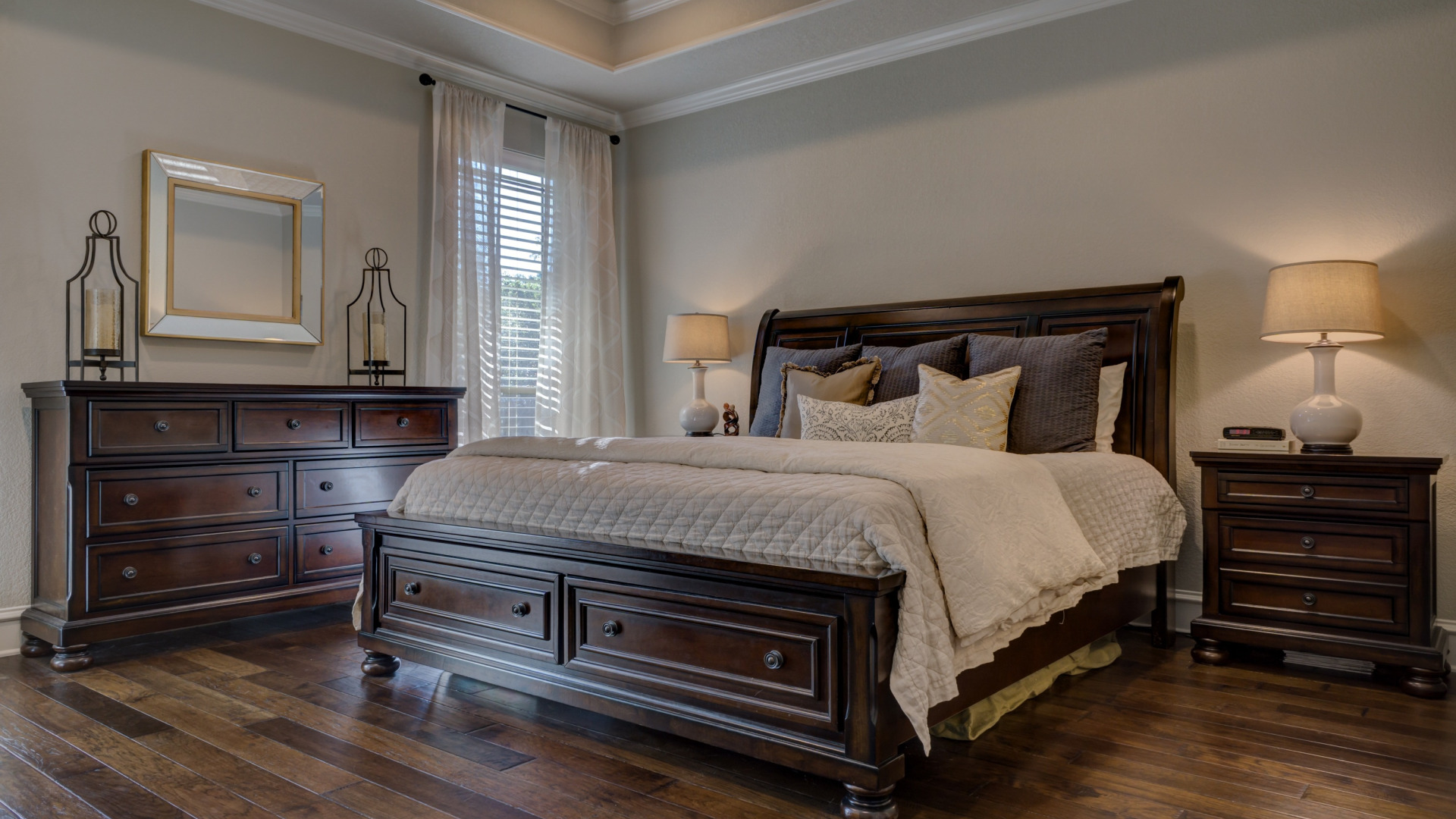 komnata-interer-spalnia-krovat-tumbochka-lampy-komod-svechi